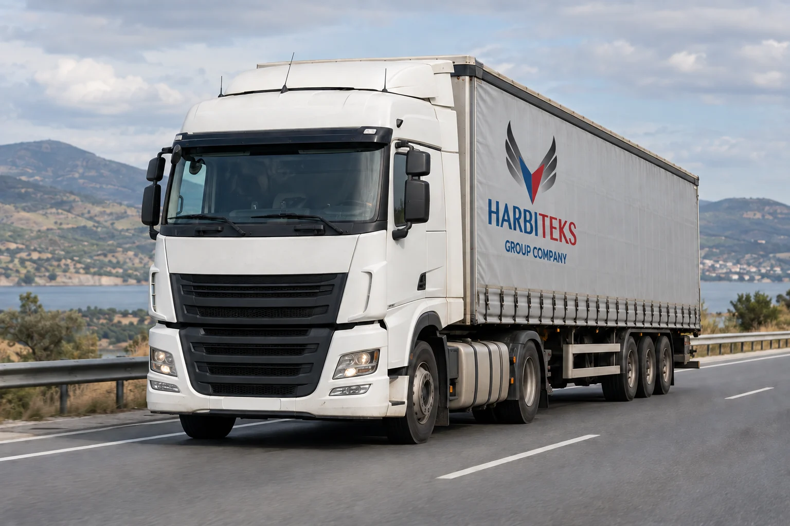 Harbiteks logosu dorsesine basılmış tır; kara yolu taşımacılığı sahnesi.